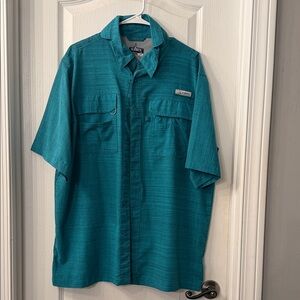 Men's Short-Sleeve Teal Button-Up Shirt